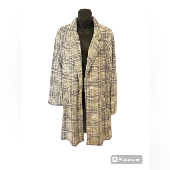 Melody’s black and white sweater cardigan - Picture 2 of 8